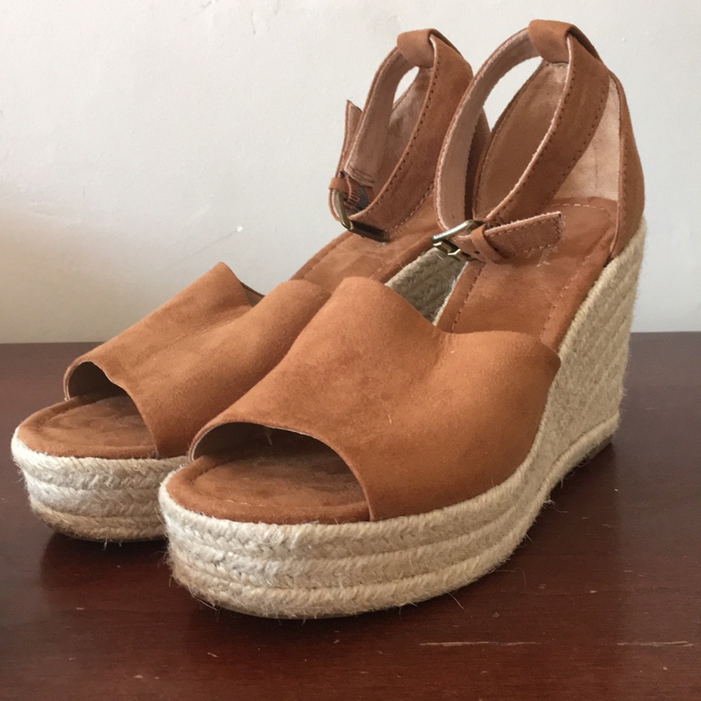 Universal Thread platform sandals